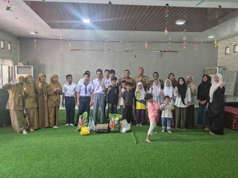 Tim OSIS SLB TNCC berbagi sembako di Rumah Singgah Aneuk Nan