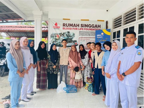 Tim OSIS SLB TNCC berbagi sembako ke Rumah Singgah BFLF 